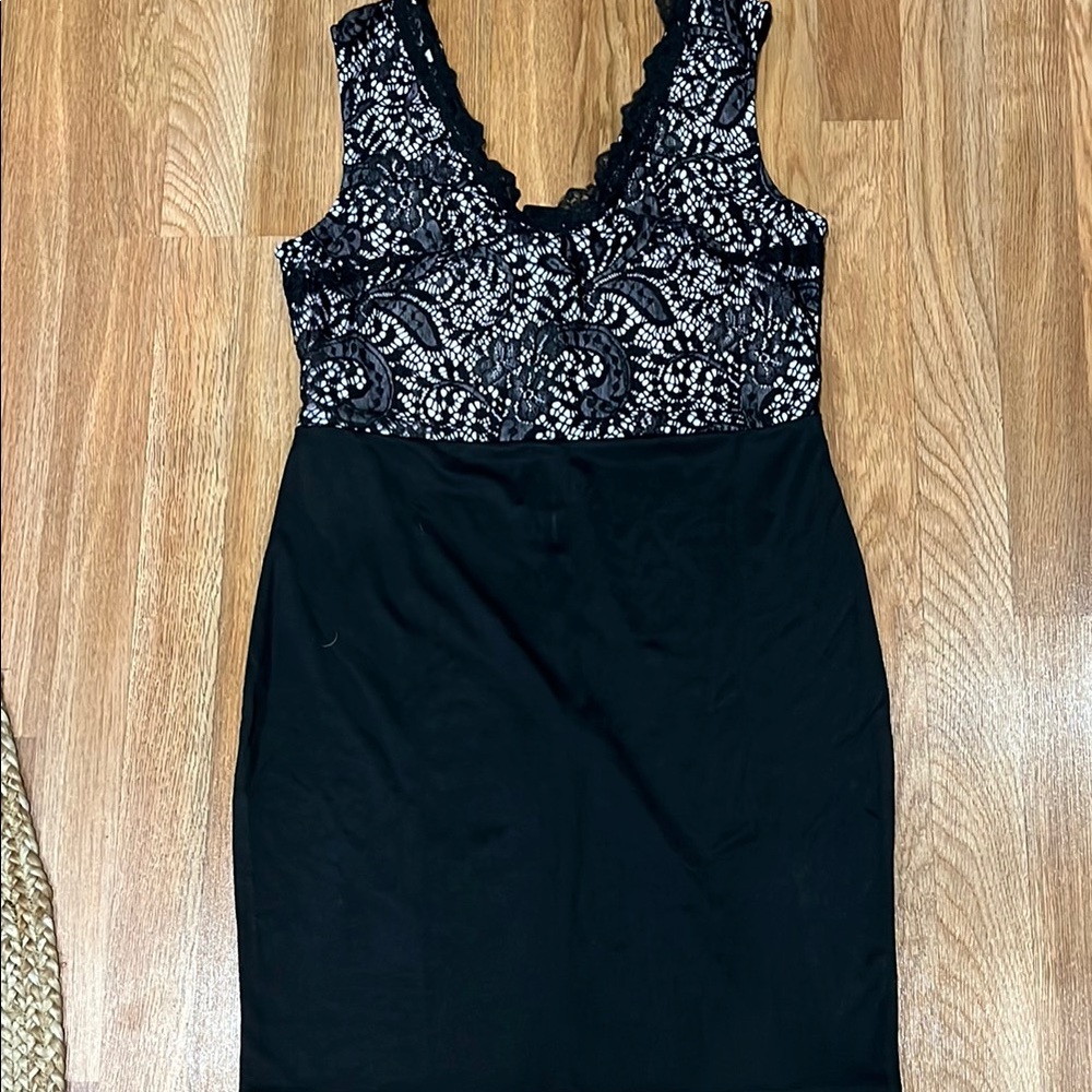 Black Maxi Dress with Sequin V-Neck and Fitted Silhouette
